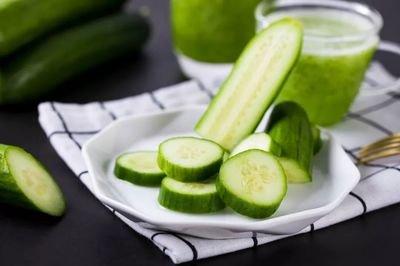 炎炎夏日，小王一家围坐在餐桌前，满头大汗地包着饺子。