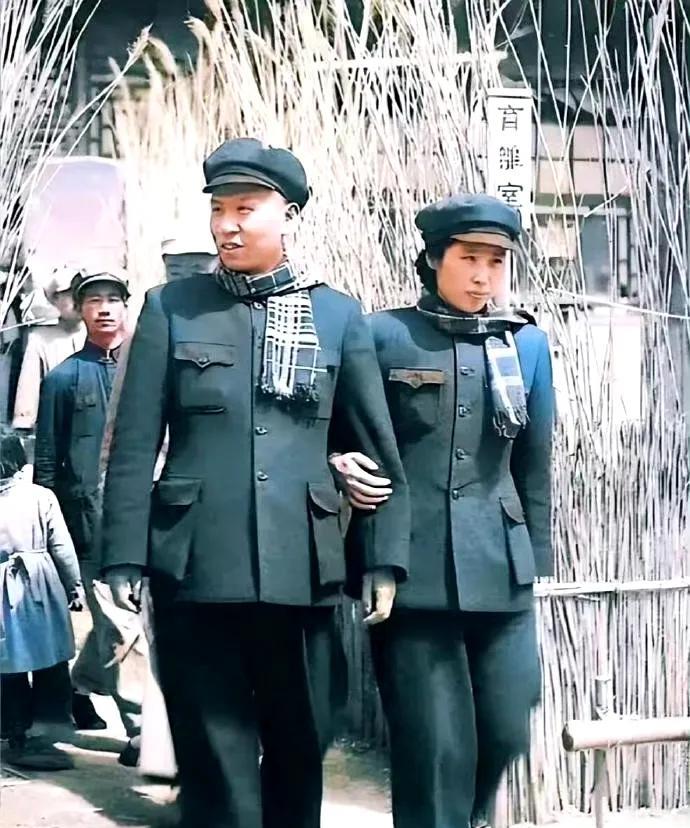 他们刚走出来的育雏室是育婴室吗？这两口子穿的竟是情侣装，算是那个年代最靓丽的风
