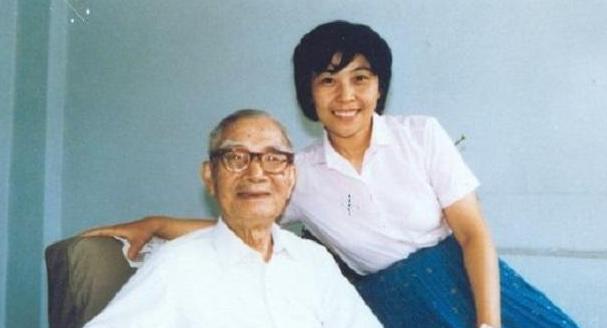 1946年，50岁的茅以升偷偷瞒着家里的妻子和6个孩子，与21岁的权贵云坠入爱河