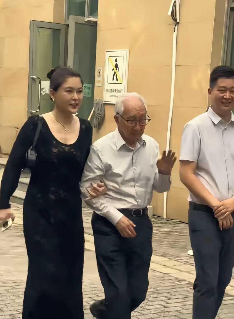 92岁的原中央美院院长靳尚谊娇妻是46岁的祁艳…