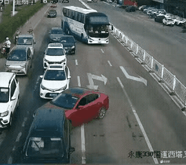 出手果断，干净利索，必须为帽子叔叔点赞，在我们这个社会上，帽子叔叔是最应该受到尊