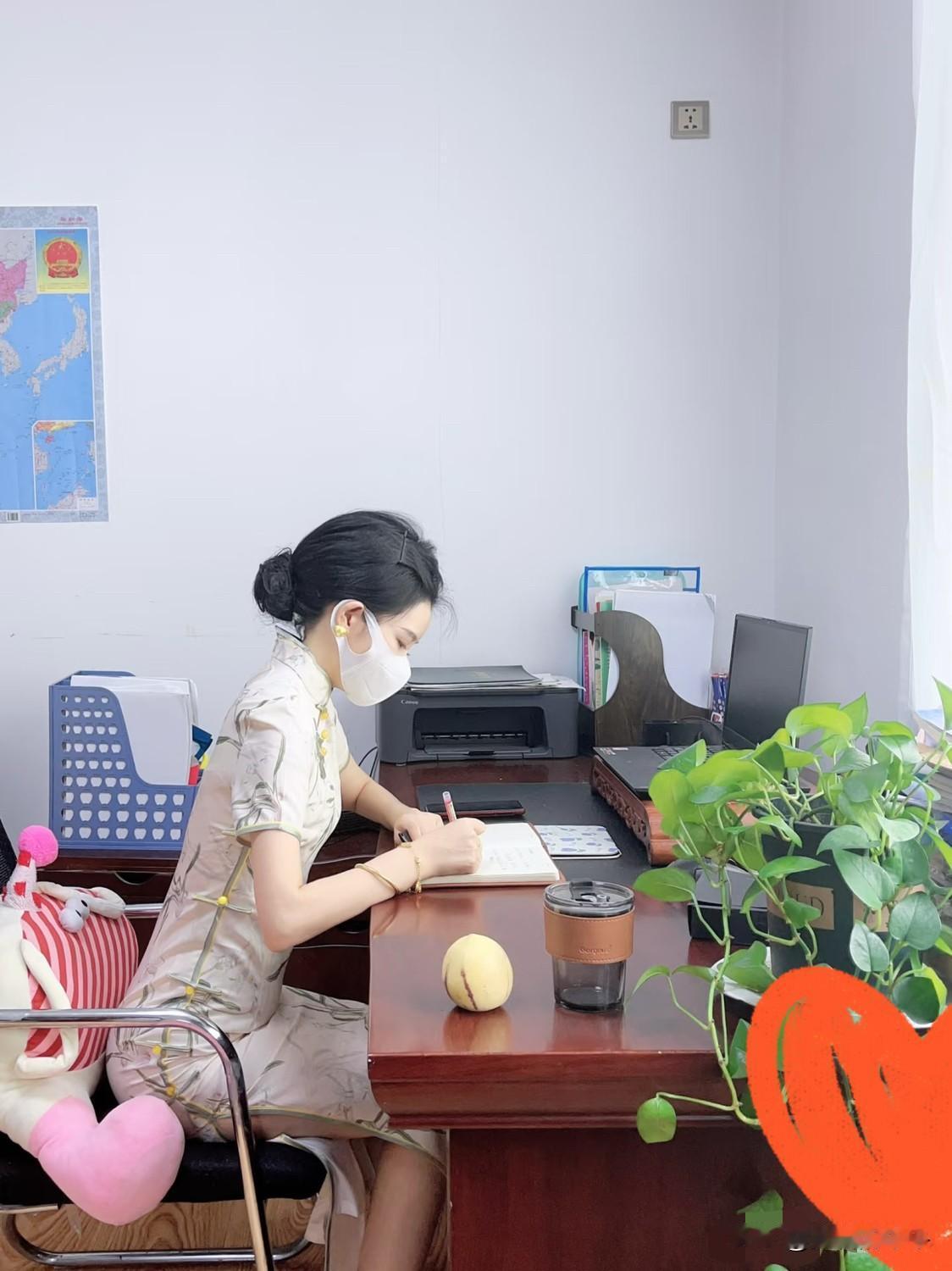 不知道你注意没有，凡是当局部门的办公室里的女同事，不管是什么级别的，都有一种