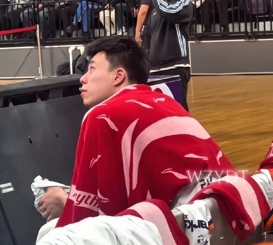 上海大胜辽宁，有多少人发现张镇麟一个人坐着默默流泪。本赛季缺钱的辽宁男篮，因为