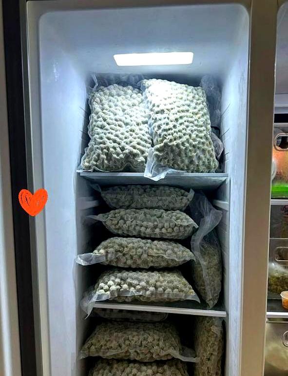 去闺蜜家蹭饭，结果一开冰箱我直接傻眼了！她说随便拿，我拉开一看，满满当当全是透