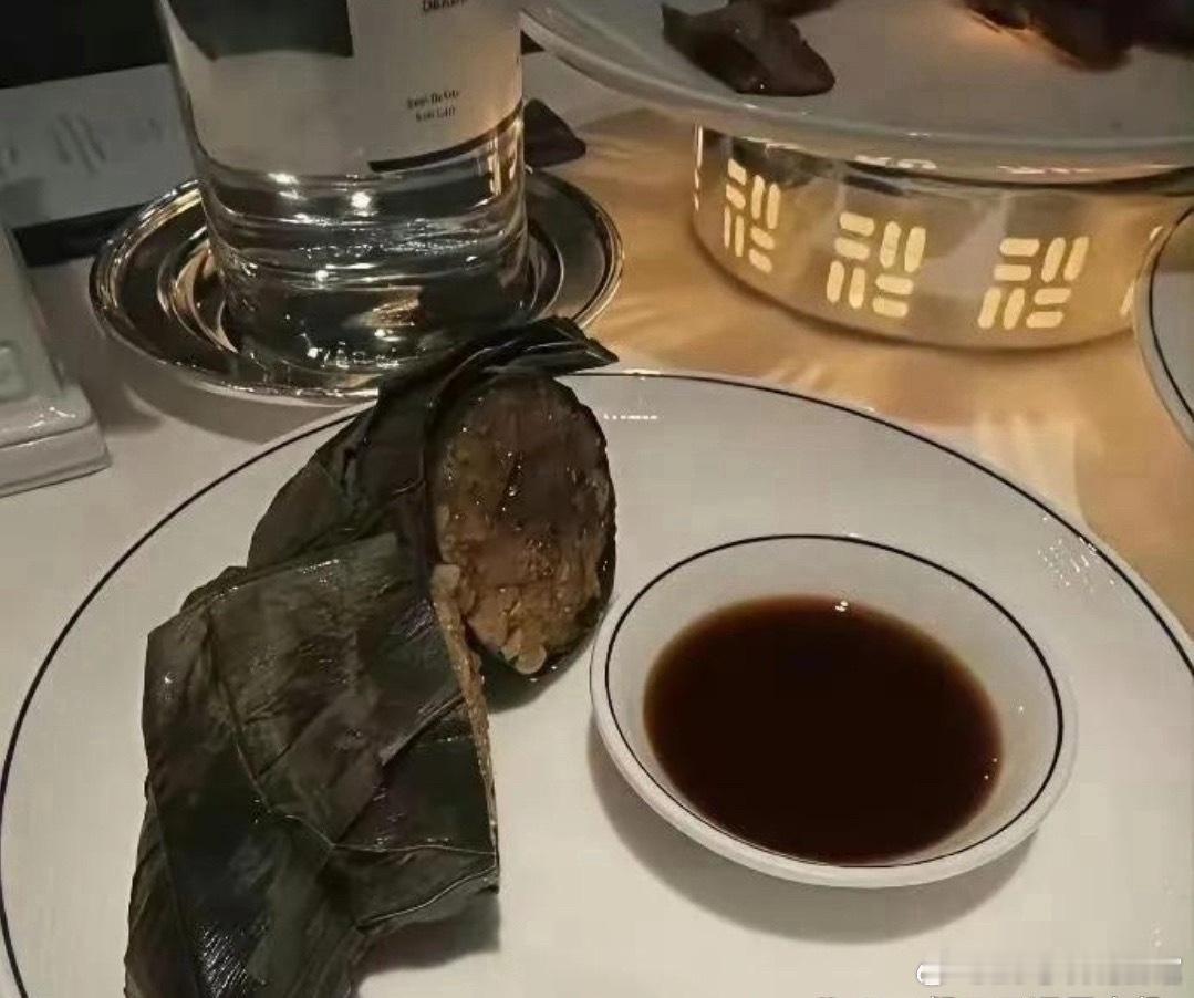 王诗龄吃粽子的画面，瞬间拉高了粽子的格调，有种吃不起的感觉！