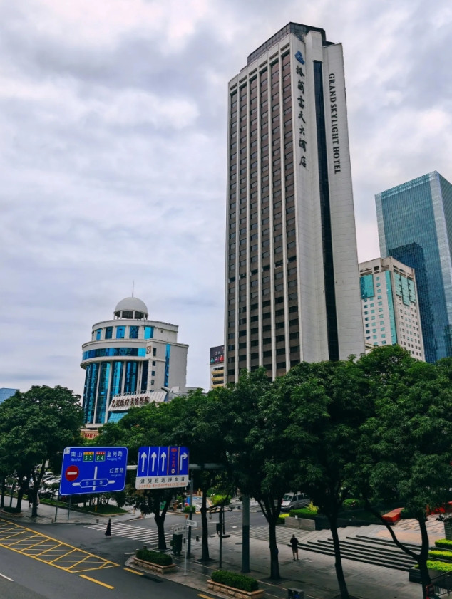 深圳福田区中航片区是我的“深圳梦”开始的地方。今天上午路过上海宾馆一带，感慨万千
