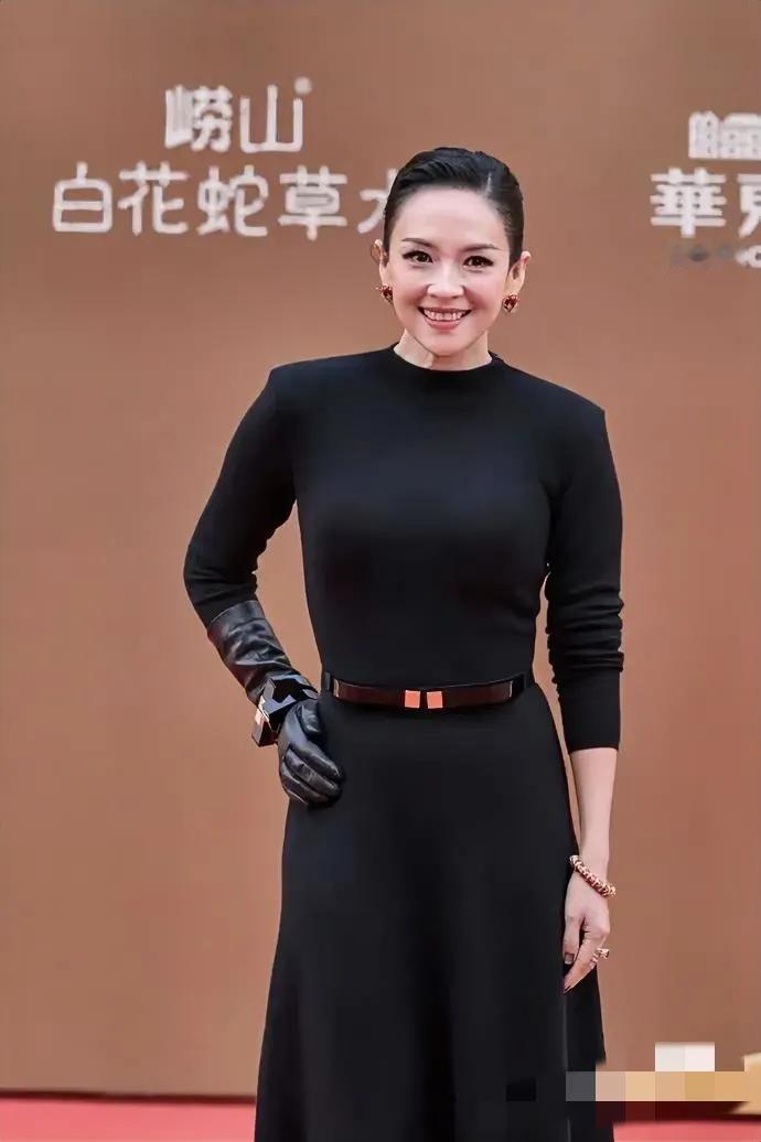 对不起，有件事我知道不应该说，但是，我发现章子怡真的有点问题，那就是自从章子
