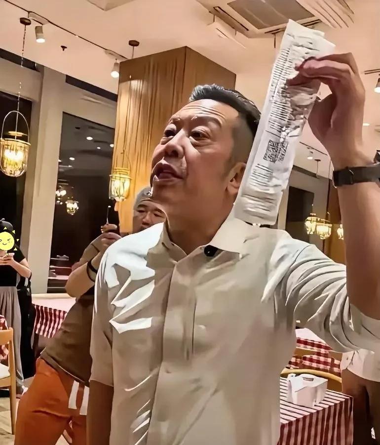 西贝彻底没救了，西贝的情况不太好，在网上被骂得挺惨的，一个前员工爆料了很多不为
