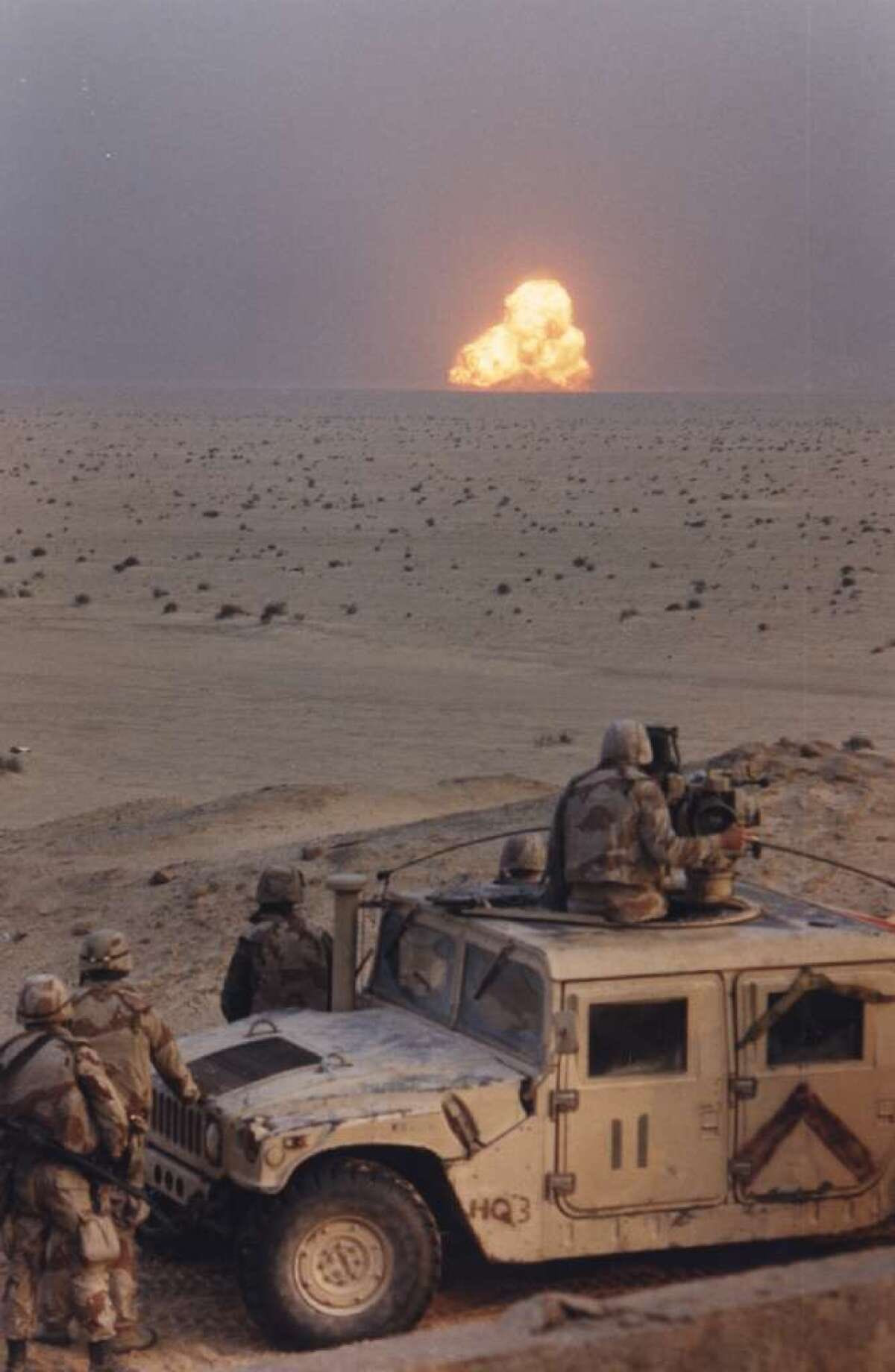 海湾战争。眺望爆炸的美军士兵