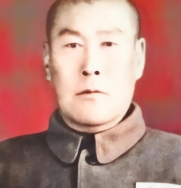 1942年，一个八路军女队员从来不洗脚，却引起了游击队长甄凤山的高度警惕。他半夜