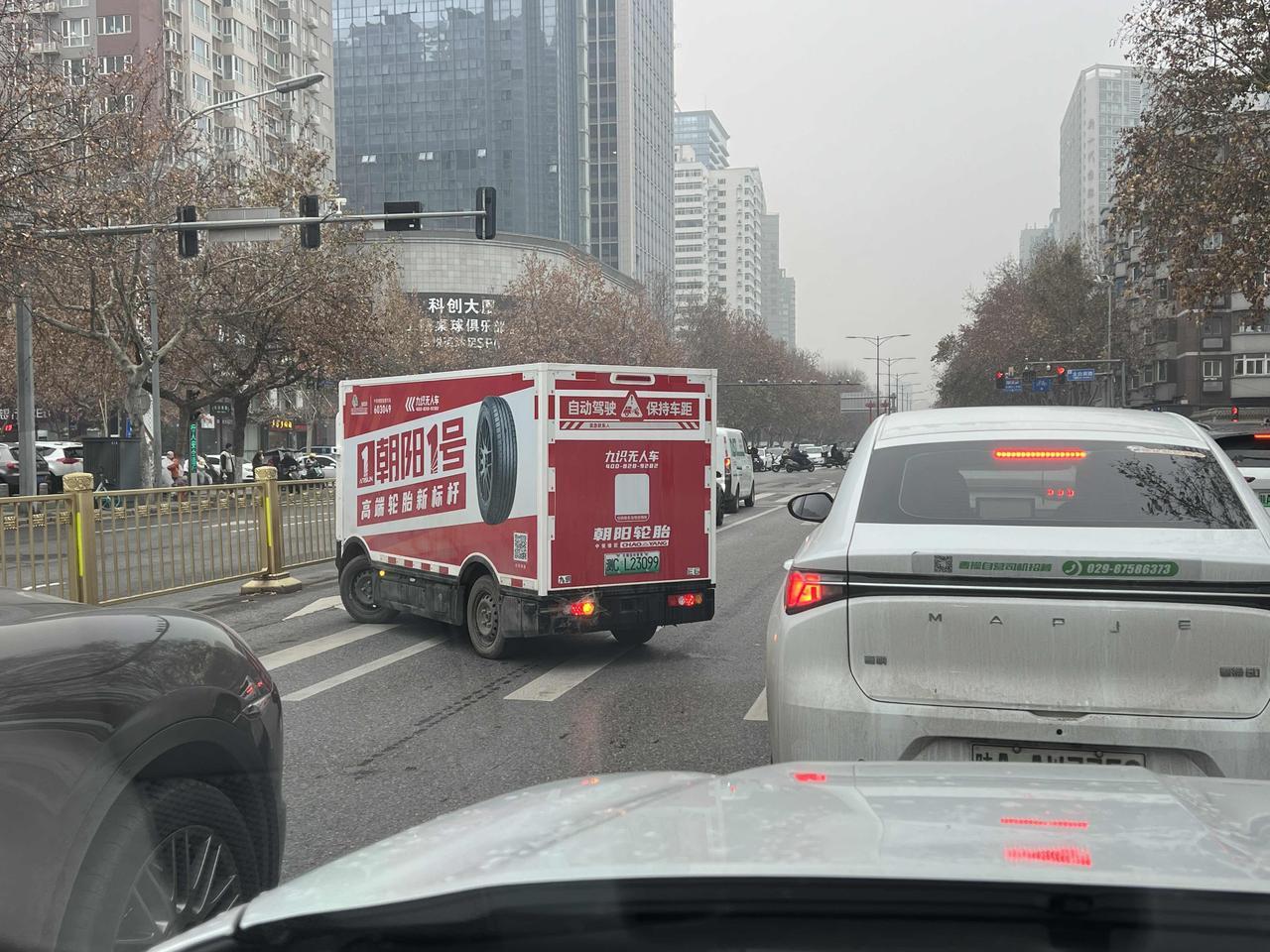 今天在西安市中心，又一次见到了这种砖头无人驾驶汽车。说实话，中国目前的现状，真的