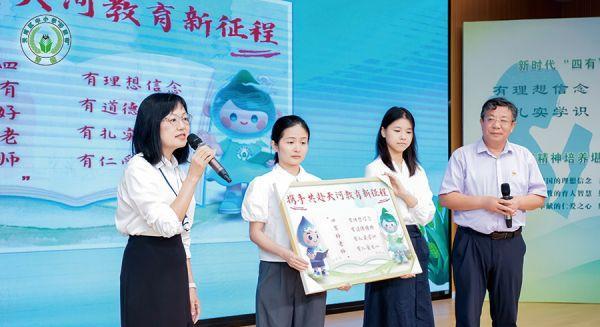一群刚毕业的老师，被塞进了一个叫“青穗绽放”的培训班。听名字，挺文艺的吧？结果