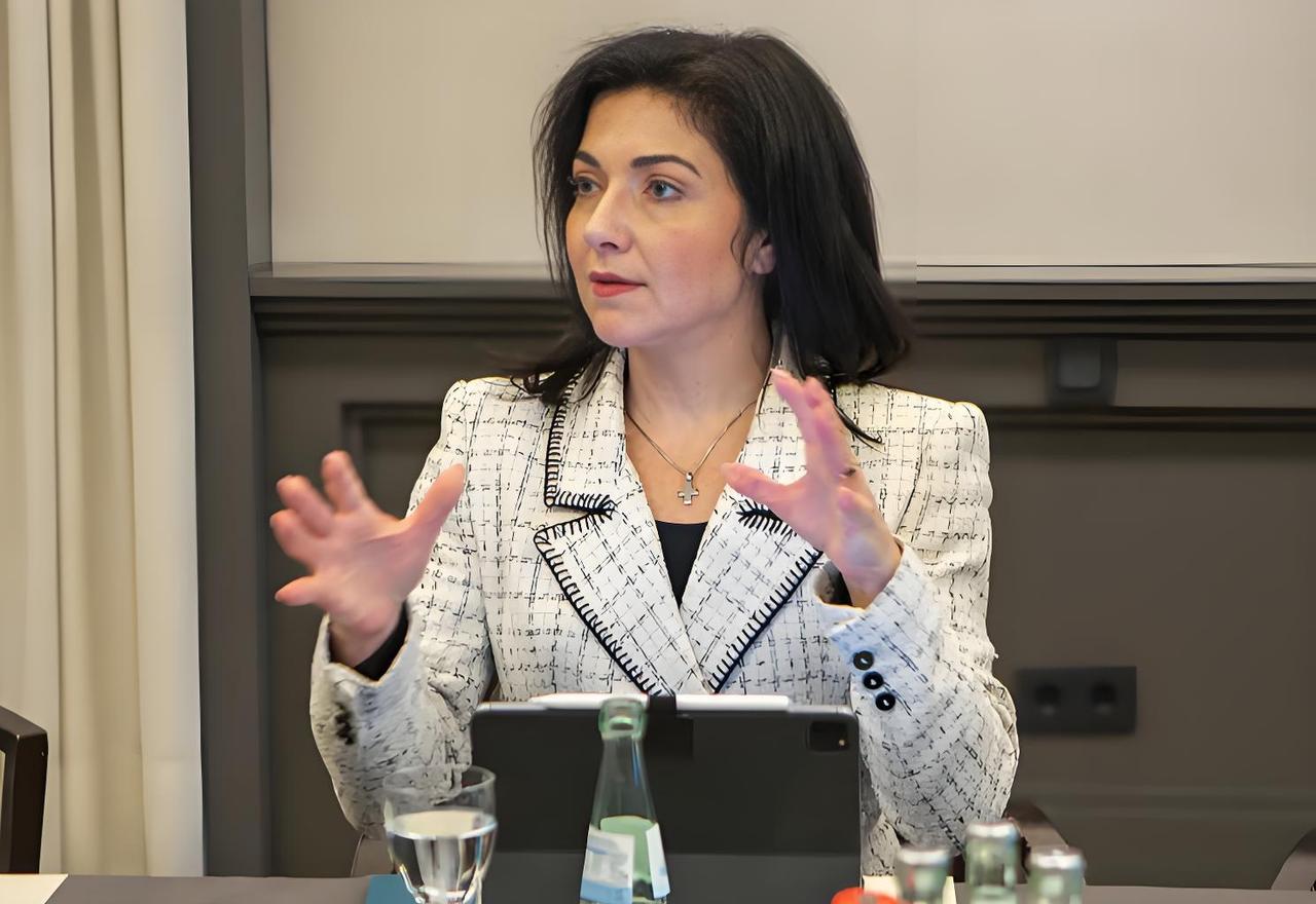 这个女人疯了!身为受害方,她不指责荷兰的强盗行为,反而将矛头对准中国!谁都知道