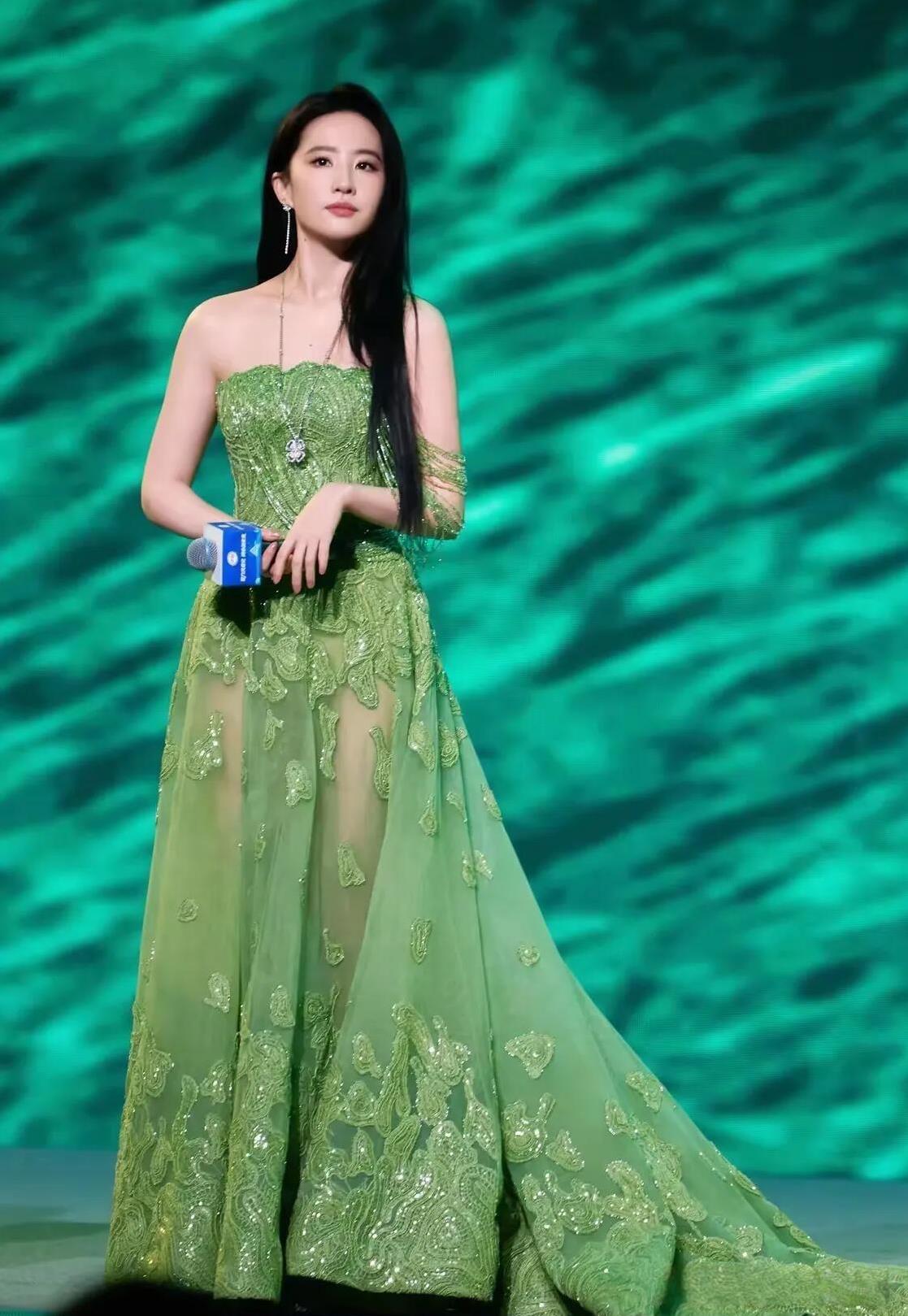这身材真的是百里挑一，不知道那些排骨身材有什么好看的，女人就是要有点肉才好看，白