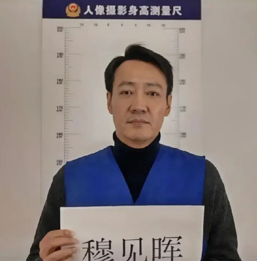 辛柏青，一个改变一部剧性质的演员！说实话，初看《护宝寻踪》一直以为这是一部以盗