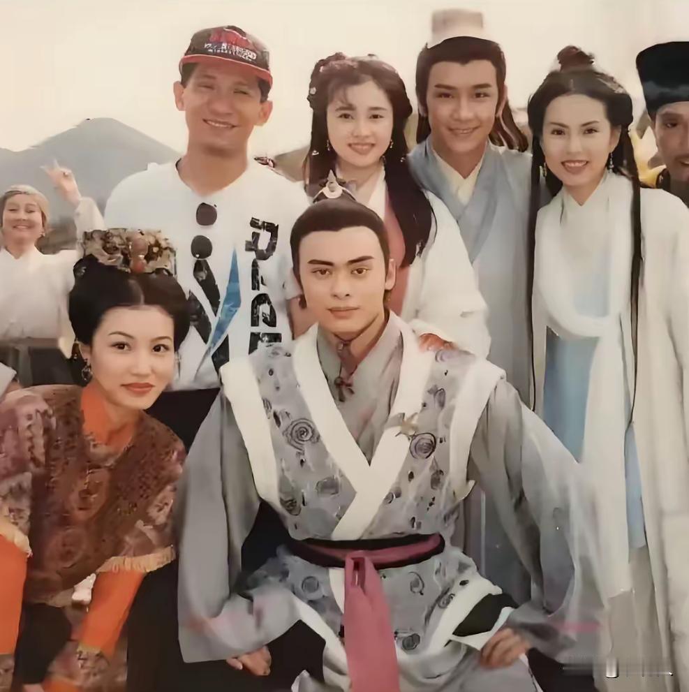 1997年，TVB版《天龙八部》樊少皇、李若彤、陈浩明等人罕见的剧照，这一部剧堪