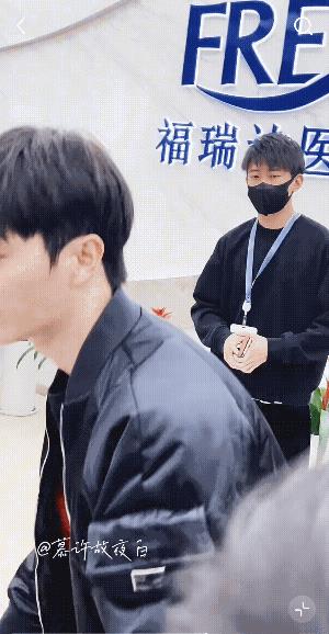 这是啥时候的许凯呀！又是收信又是合照的！许凯穿着夹克牛仔裤，戴着名贵手表，清清