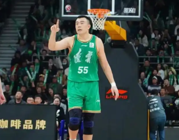 韩德君退役后，联赛年龄最大三名老将集体转型教练。1.周鹏(深圳队)   36