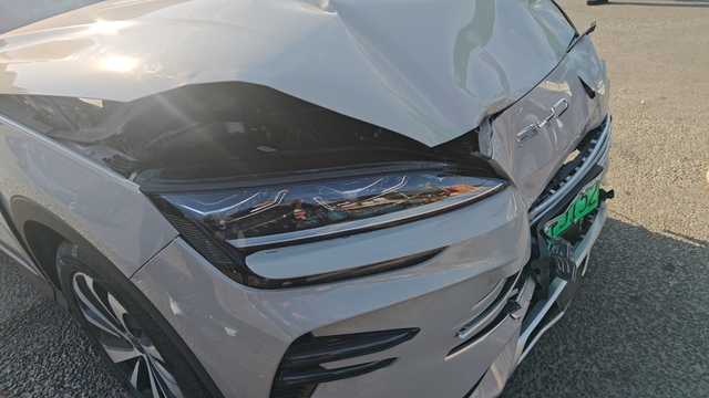 这车跟我是真倒霉开回来没几天就被别人停车蹭了屁股，准备开回老家，刚上高速跑了1