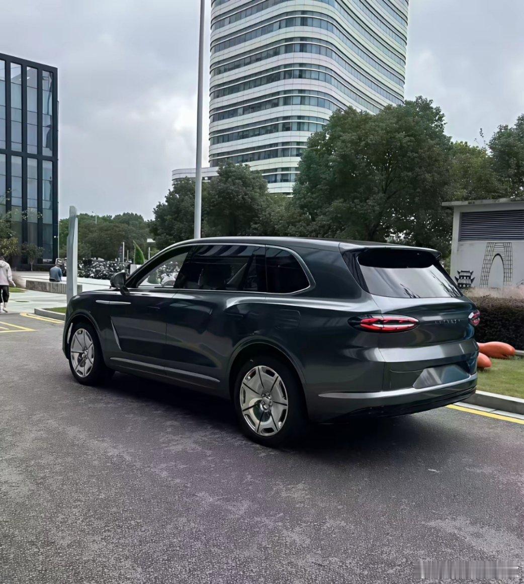 这是谁家的车？怎么那么像宾利！​​​
