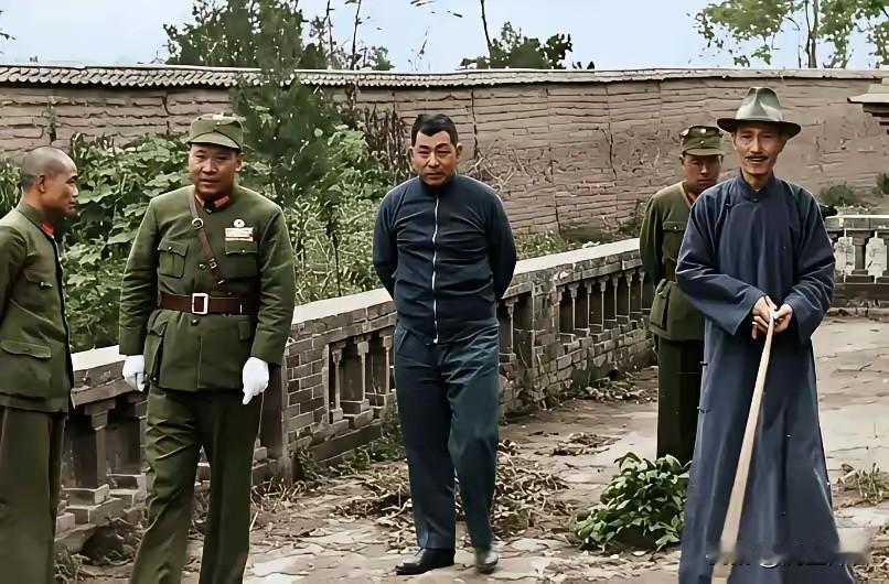 改变中国命运的一张历史真实照片。三人貌合神离，每个人忧心忡忡。