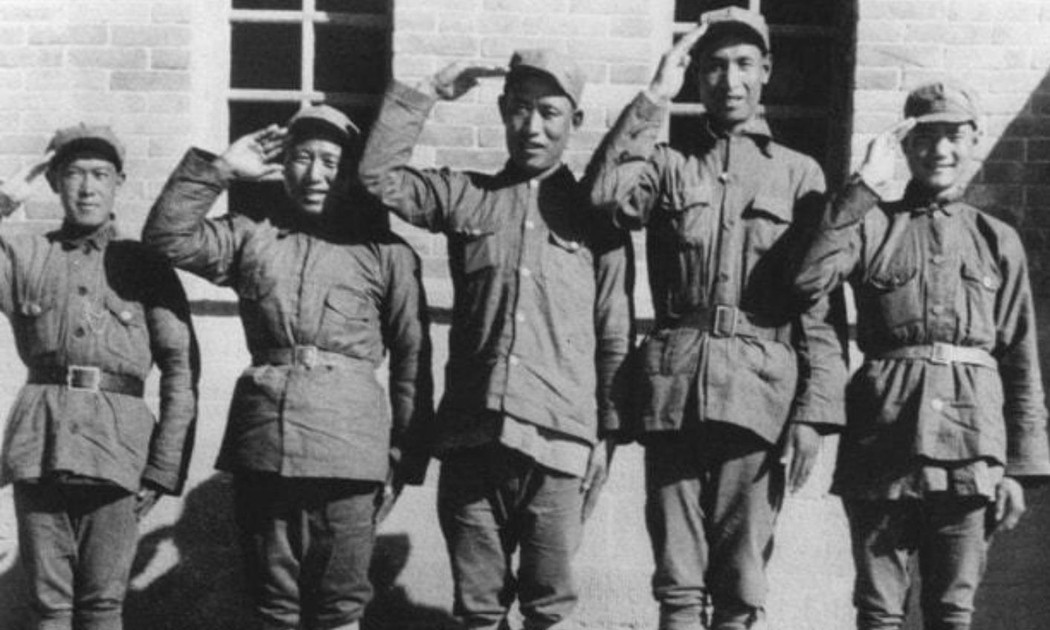 1934年冬，主力红军闯过湘江后，保卫局俘虏了敌军2名女兵，押解到局长李克农面前