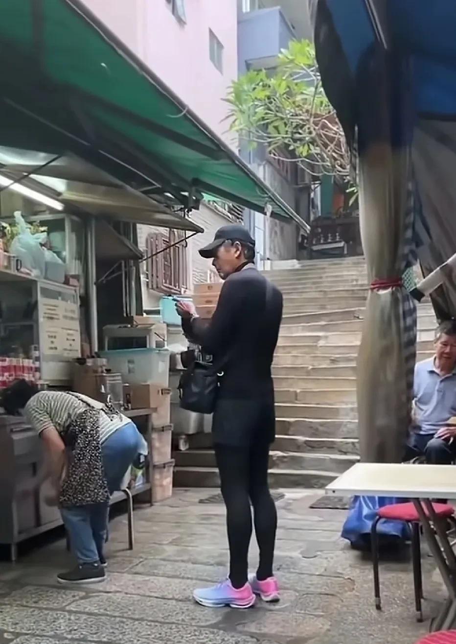 在深水埗偶然碰到发哥，瞧这身打扮就晓得他正在跑步呢。发哥真的是又高又瘦呀，香港的