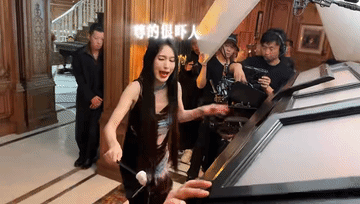 张俪的对手戏演员是黑蛇白蛇张俪拍戏和黑蛇白蛇、老鼠当对手，这搭配新奇又有趣。日常