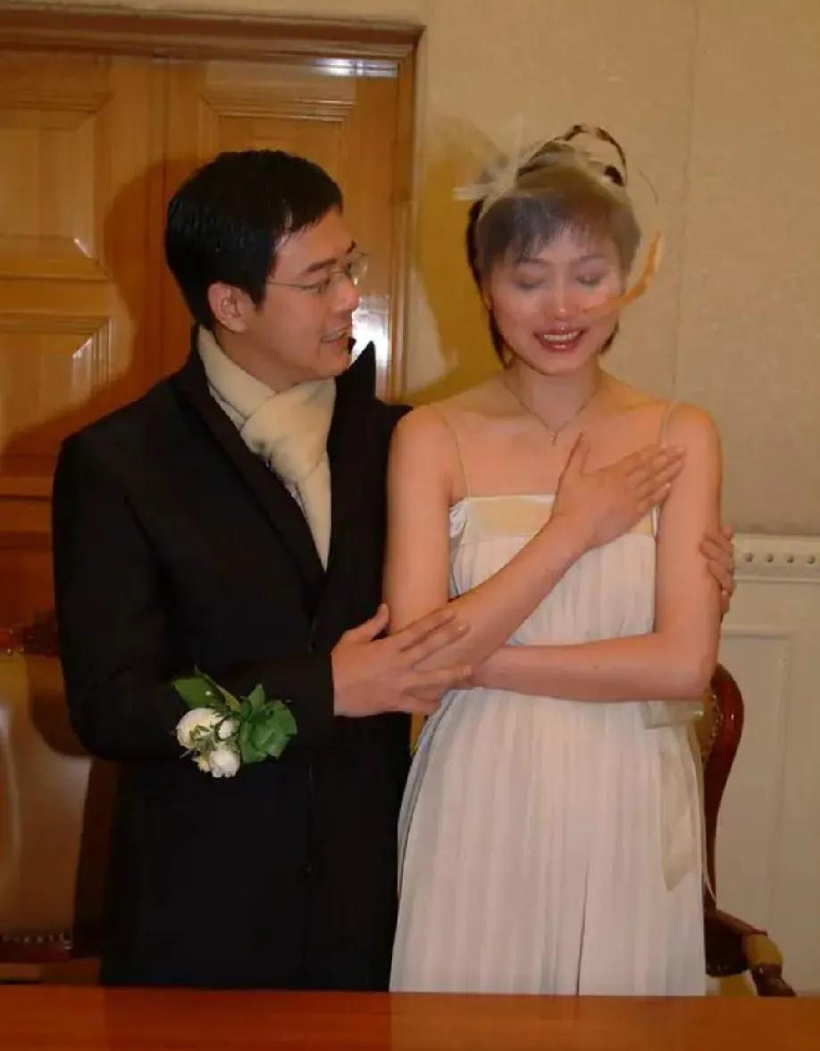 当初的张延和张锦程挺般配，两人曾经真爱过。他们一家三口挺幸福，女儿和妈妈如同一