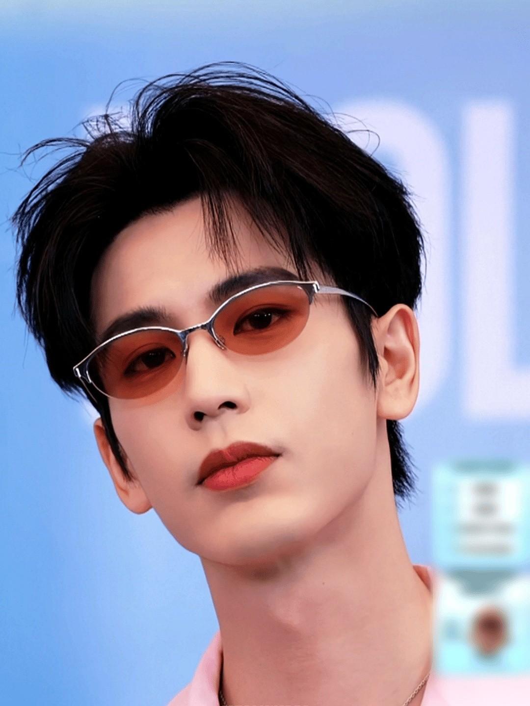 张凌赫这事儿，本来是朝着另一个方向去的。直播结束，网上全是讨伐声，说他对线下应