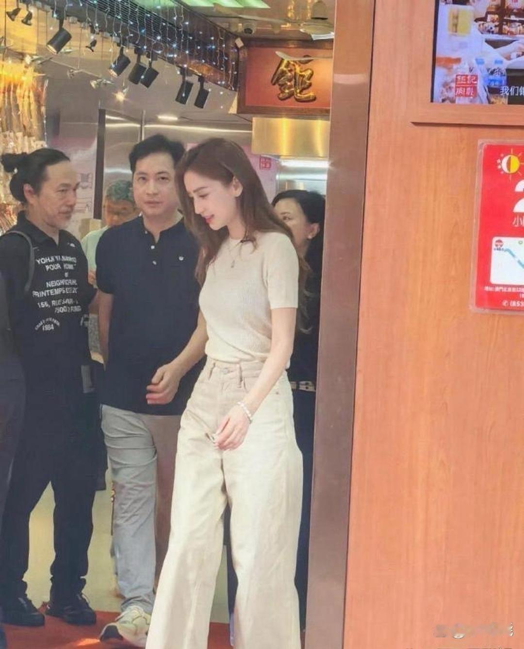 明星就是不一样，ba‏⁠b‎‏y又白又‎‎瘦又好看，皮肤白﻿﻿到发‎‏光，身材超