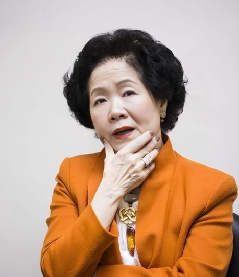 陈方安生，这个曾经在香港政坛有头有脸的人物，本该安享晚年，却偏偏走上歪路，打着“