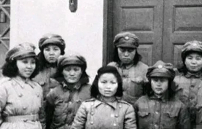 1942年，7名女电译员被日军包围，日寇一脸淫笑地靠近她们，一点一点解开她们的扣