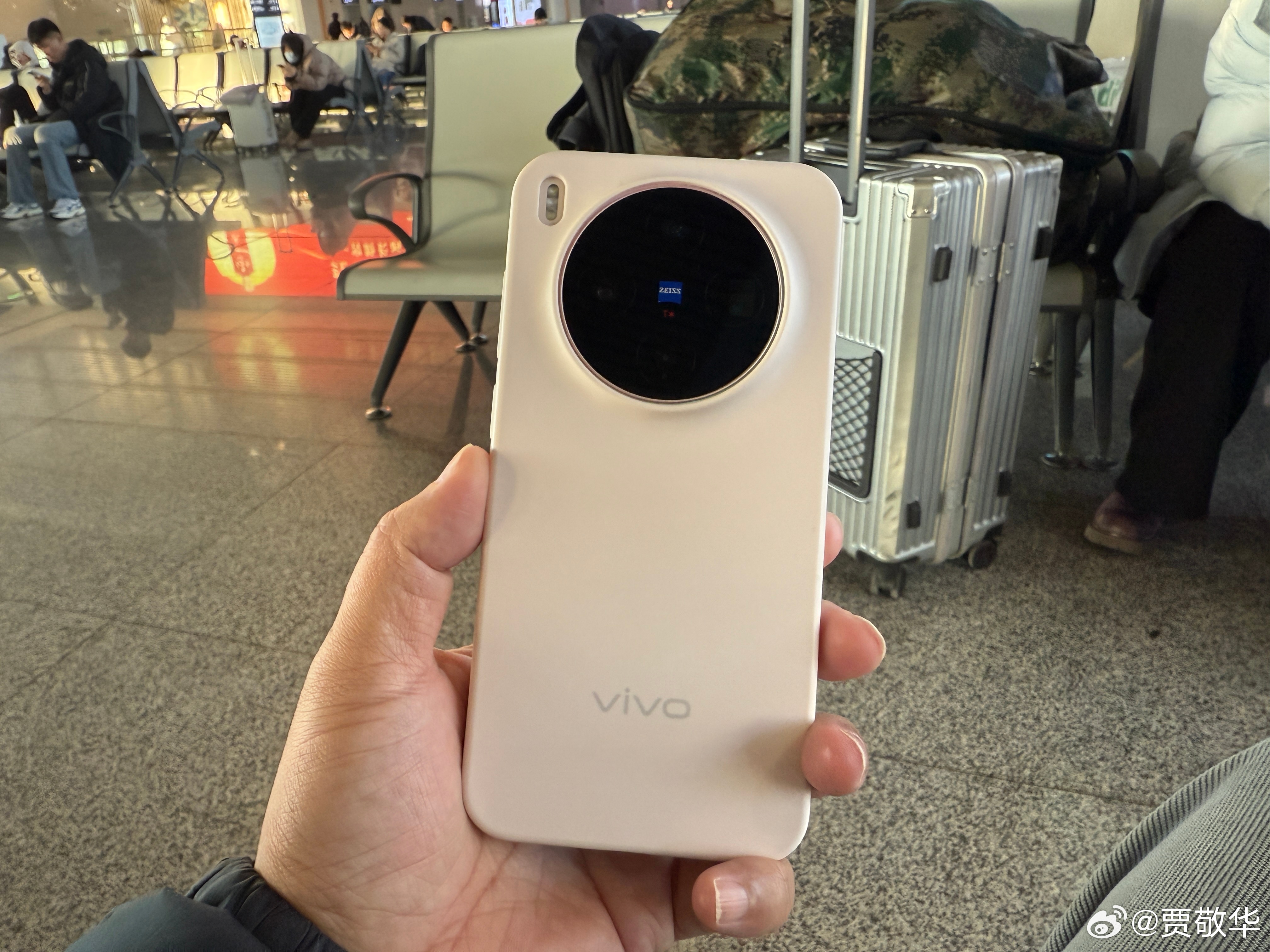 vivo小屏手机用着真爽，拿着很轻，放口袋里也不掉裤子。早晨充满电出门，晚上还