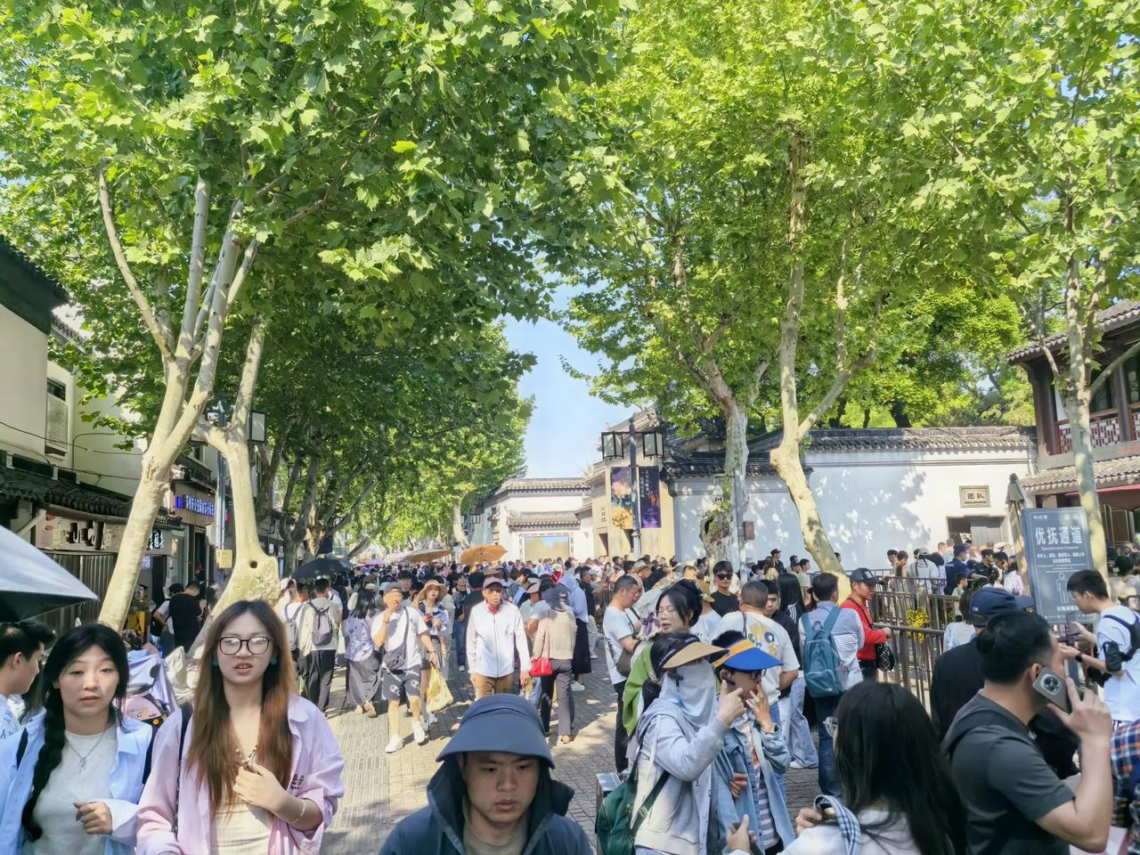 今年五一假期，消费有4个反常现象，你发现了吗？第一，小城市的酒店甚至比一线城
