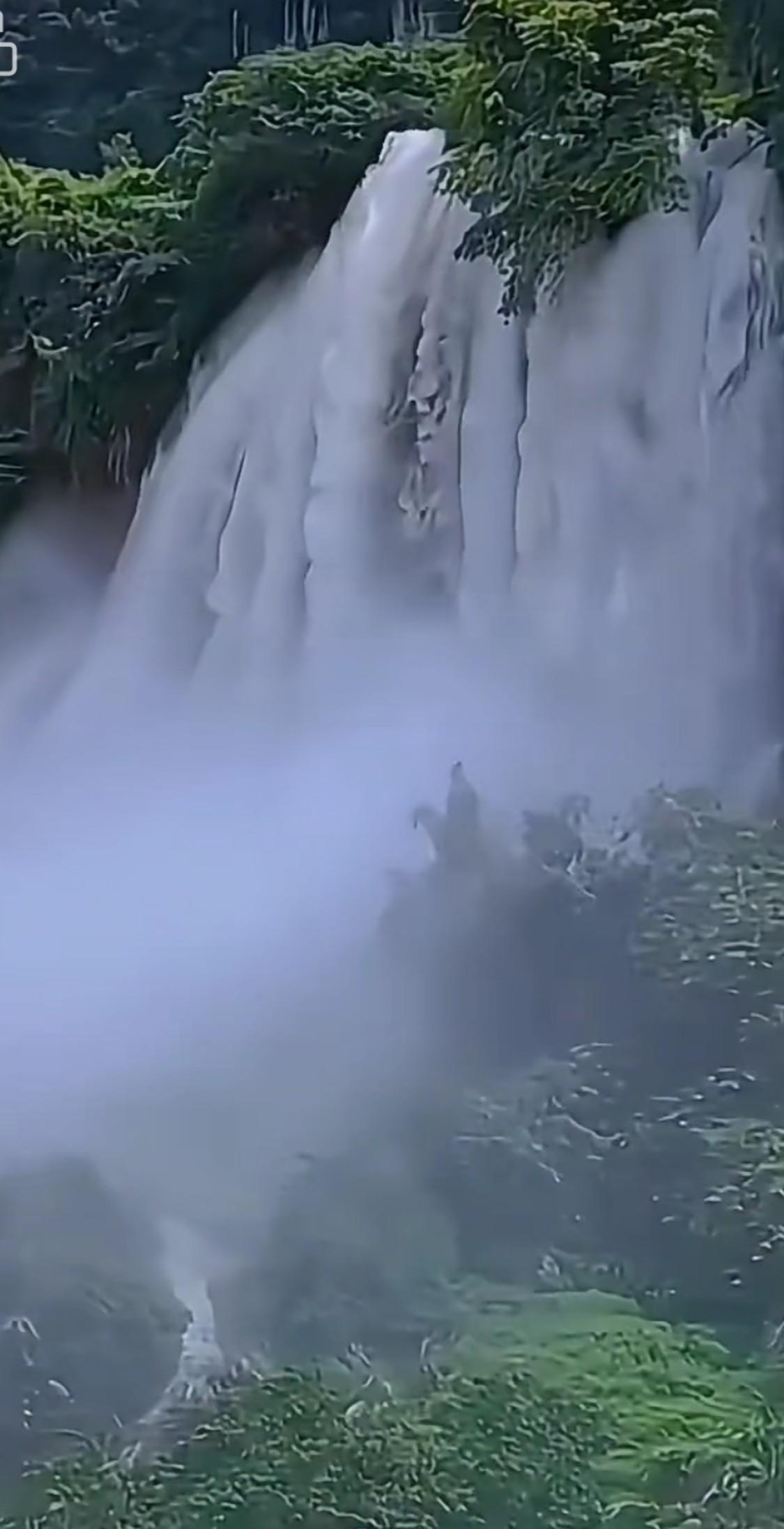#怎么拍好风景人物更有氛围感#峡谷的魂魄藏在流水的絮语一脉清溪穿石而过潺