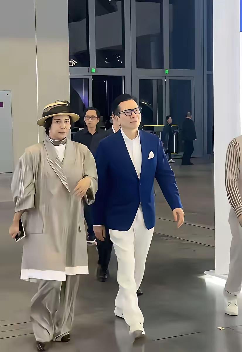 这是向太的老公向华强和谁？落落大方气定神闲，看着也挺熟悉，可惜叫不出名字来。香