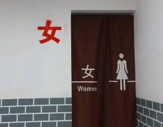 “男厕所里设女厕所？”内蒙古包头，有学生拍视频爆料，某高校教学楼一层的男厕所，单