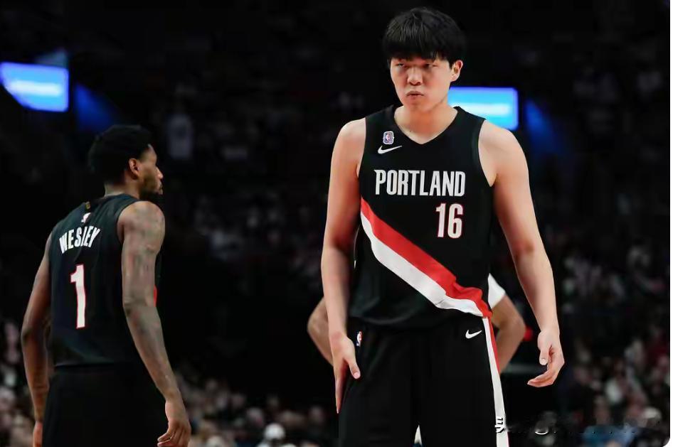 杨瀚森又得到2分,坐冷板凳不可怕,可怕的是出场多了一个竞争对手。在罗威