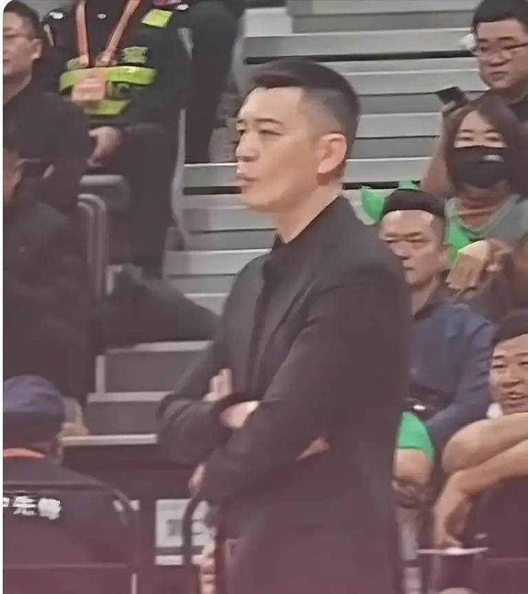 杨鸣被驱逐前，裁判耳机里说了这句话。不是误判，是新规。第四节最后5分12秒