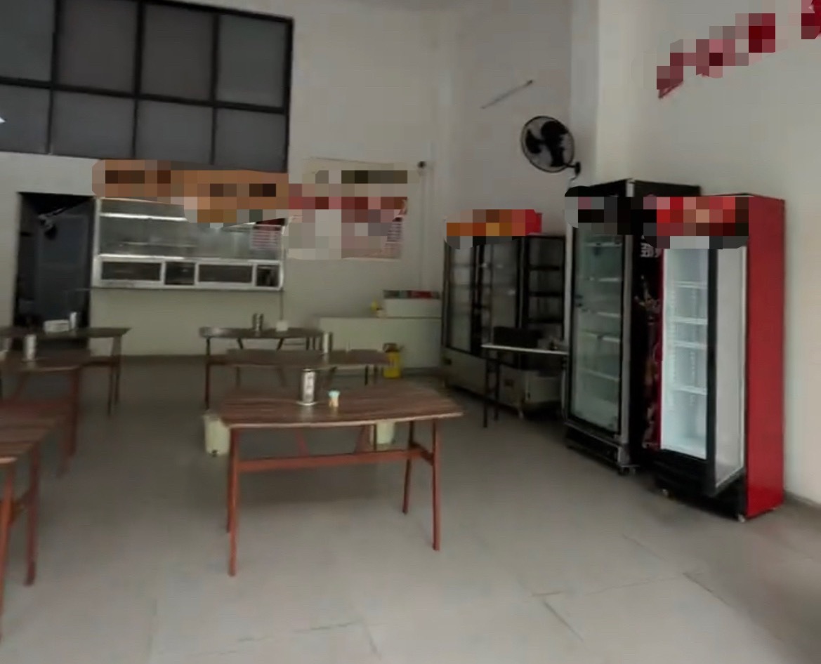 【玉林一粉店网红宣传后2周不到就倒闭】7月17日，玉林市的一个粉店倒闭关门里面的