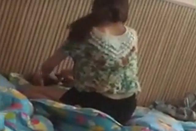 女幼师猛甩孩子5巴掌, 跨骑在身上动作十分不雅