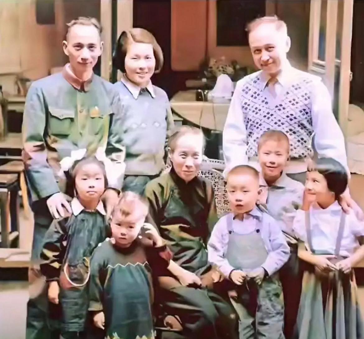 1955年，刚刚归国不久的钱学森携家人回到杭州钱氏大院，与堂妹钱惠英一家人留下的