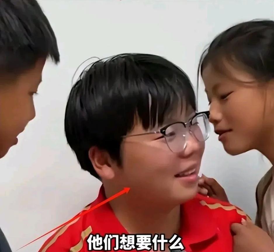 20岁的江苏沭阳女孩小陈，靠送外卖独自承担起抚养3个弟妹的重担。为了养活他们，