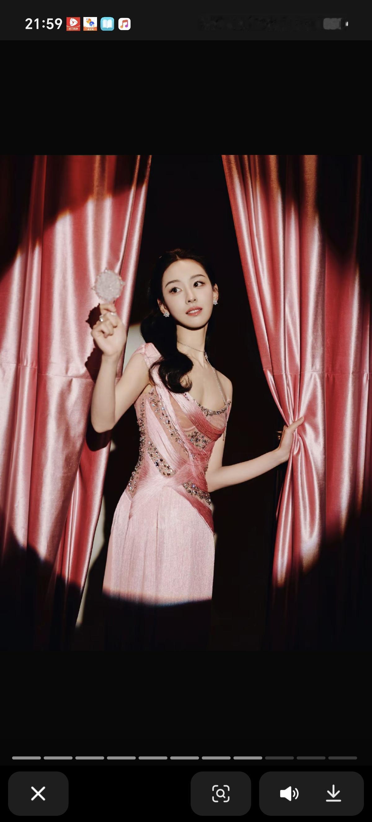  帷幕之后，是陈都灵的万千璀璨；粉裙之下，是藏不住的温柔锋芒[比心] 她手持星光