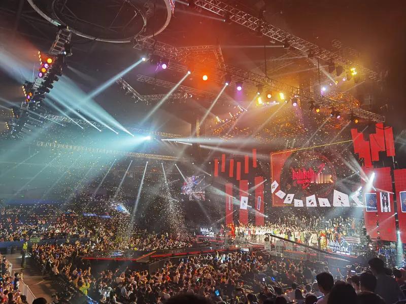 微博之夜杀疯了！18亿人围观的名场面，藏着最戳人的真相谁能想到，一场娱乐盛