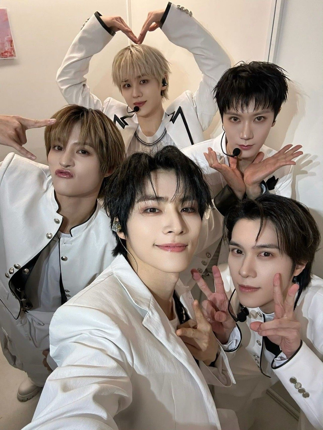 威神V春晚还没播后台就跳上了浙江卫视春晚看了威神V的后台热舞，已经等不及正式舞