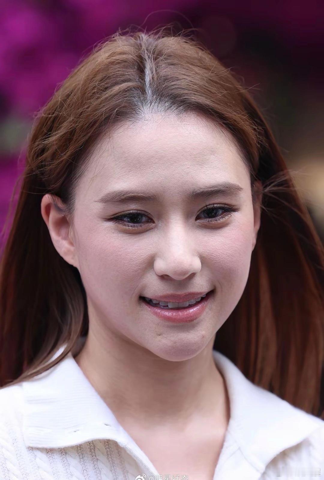 何超莲的生图也太绝了！气质优雅又出众，无滤镜下依旧亮眼，妥妥的氛围感美女～