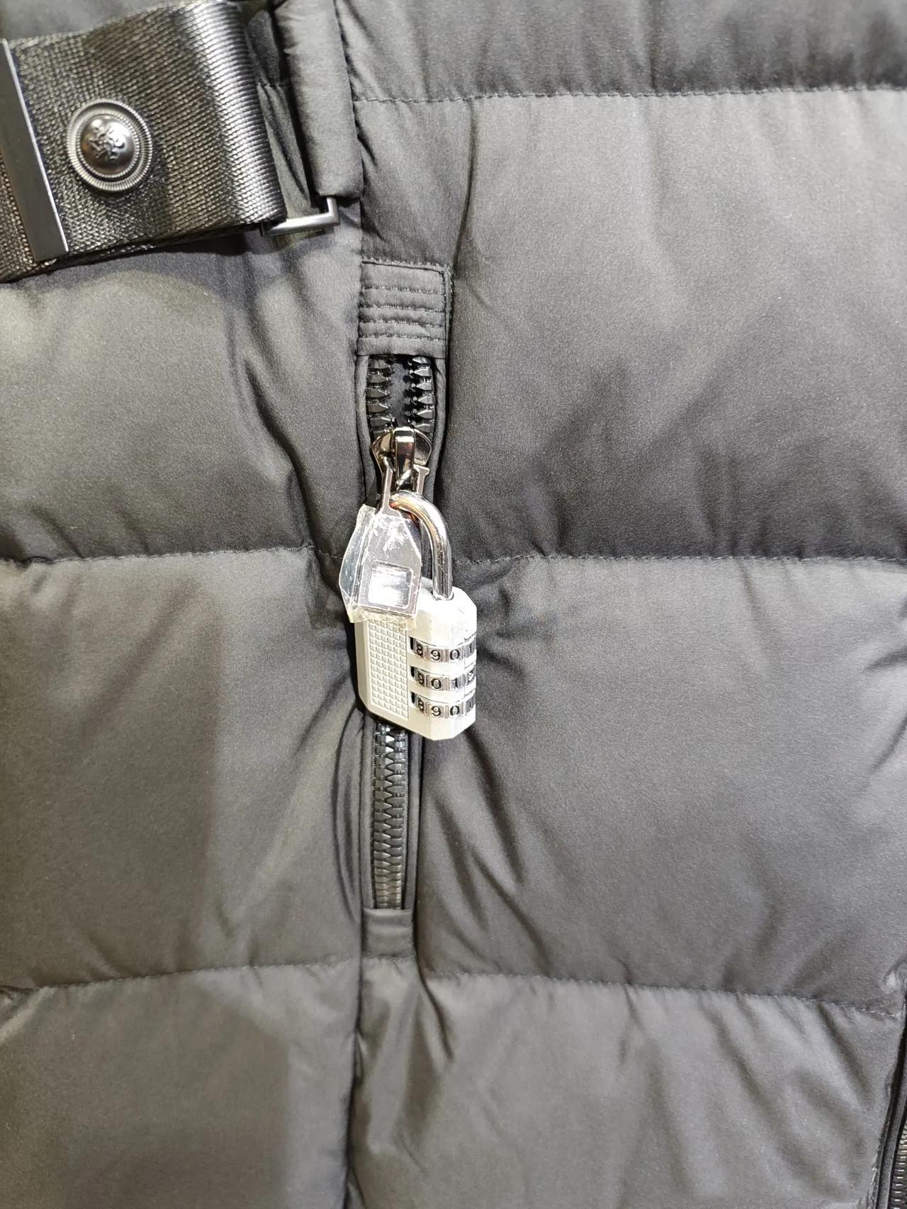 这位店家可能真的被退货逼急了。他怎么也不会想到，自己会把密码锁装在羽绒服上，