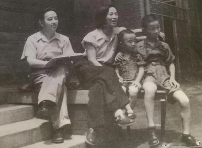 1949年，王明的全家福，几年后王明带着全家人乘苏联飞机赴莫斯科看病，并且一去不